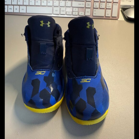 3/$30 - Under Armour Steph Curry Kids Shoes - No laces - Picture 2 of 3